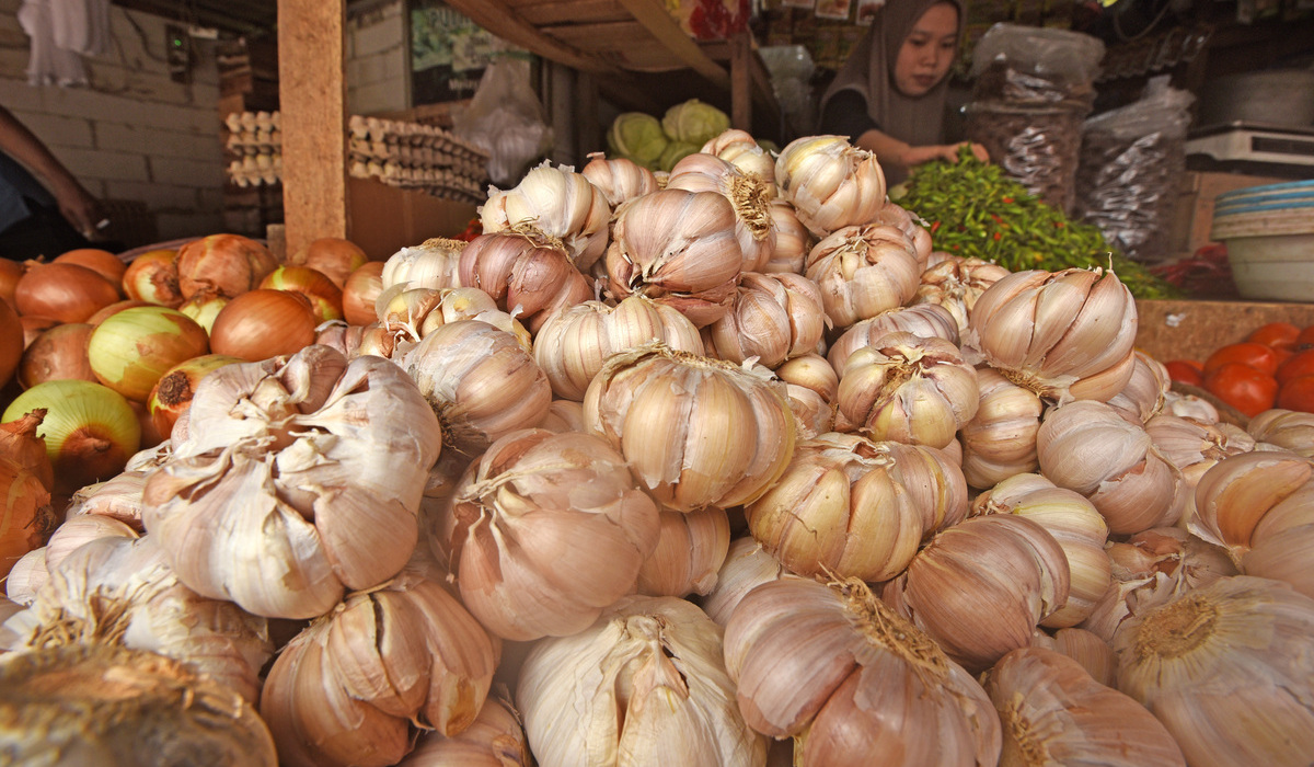 Pedagang bawang menunggu pembeli di Pasar Induk Rau Kota Serang, Banten.
