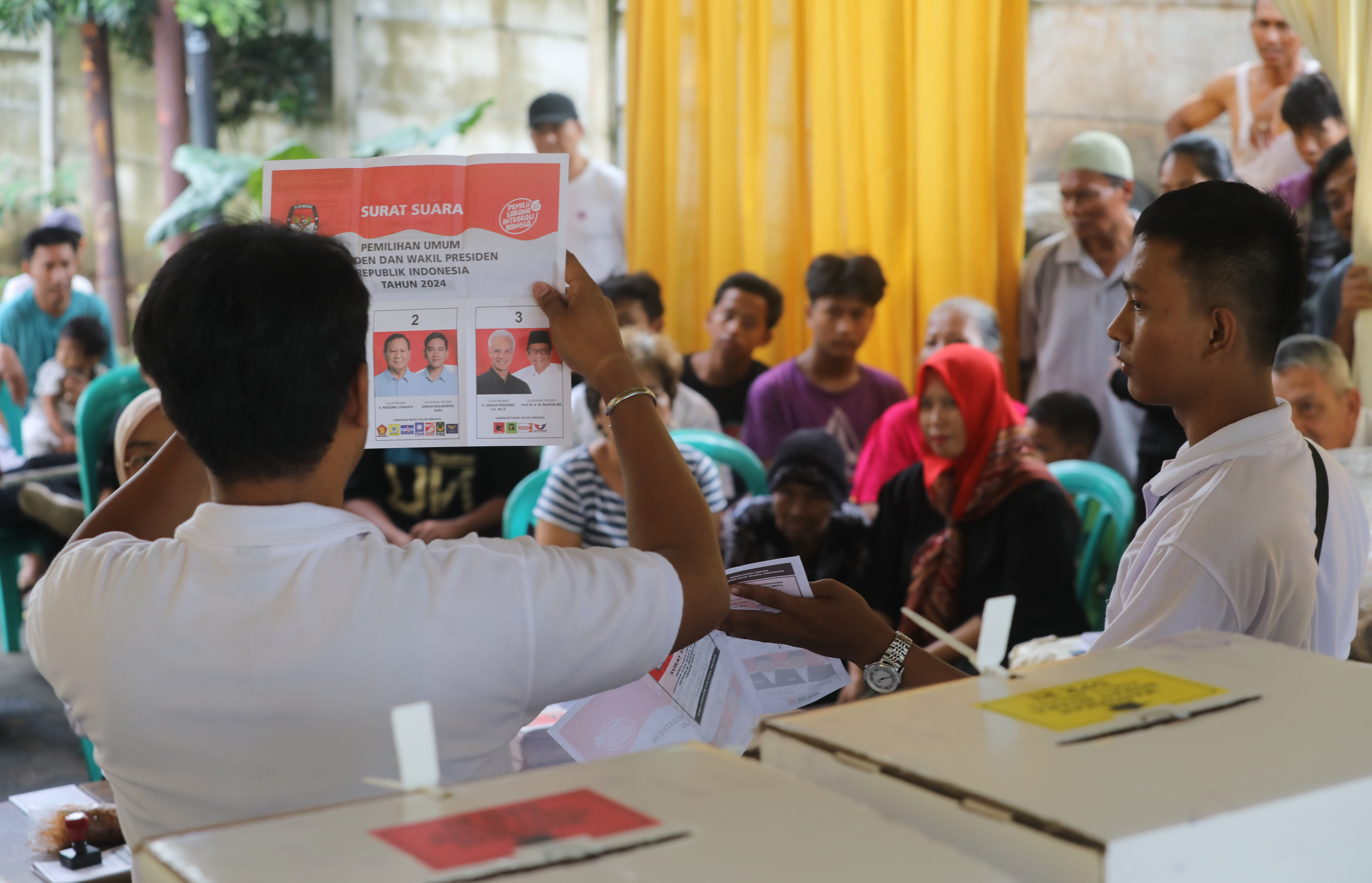 Warga antusias mengikuti perhitungan surat suara pemilihan presiden dan wakil presiden