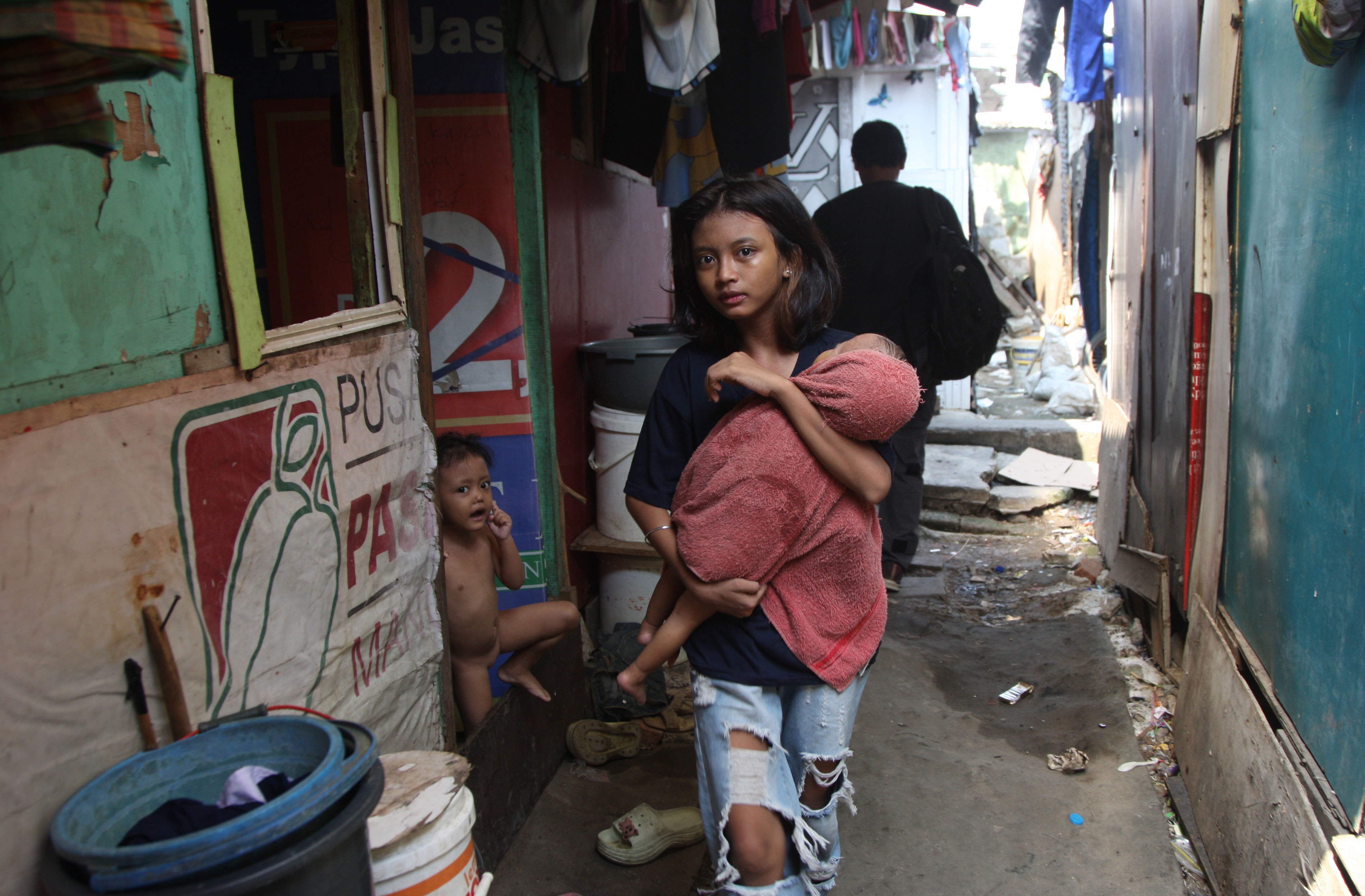  KEMISKINAN EKSTREM: Warga beraktivitas di permukiman kumuh dan padat penduduk di Kampung Bandan, Pademangan, Jakarta Utara.