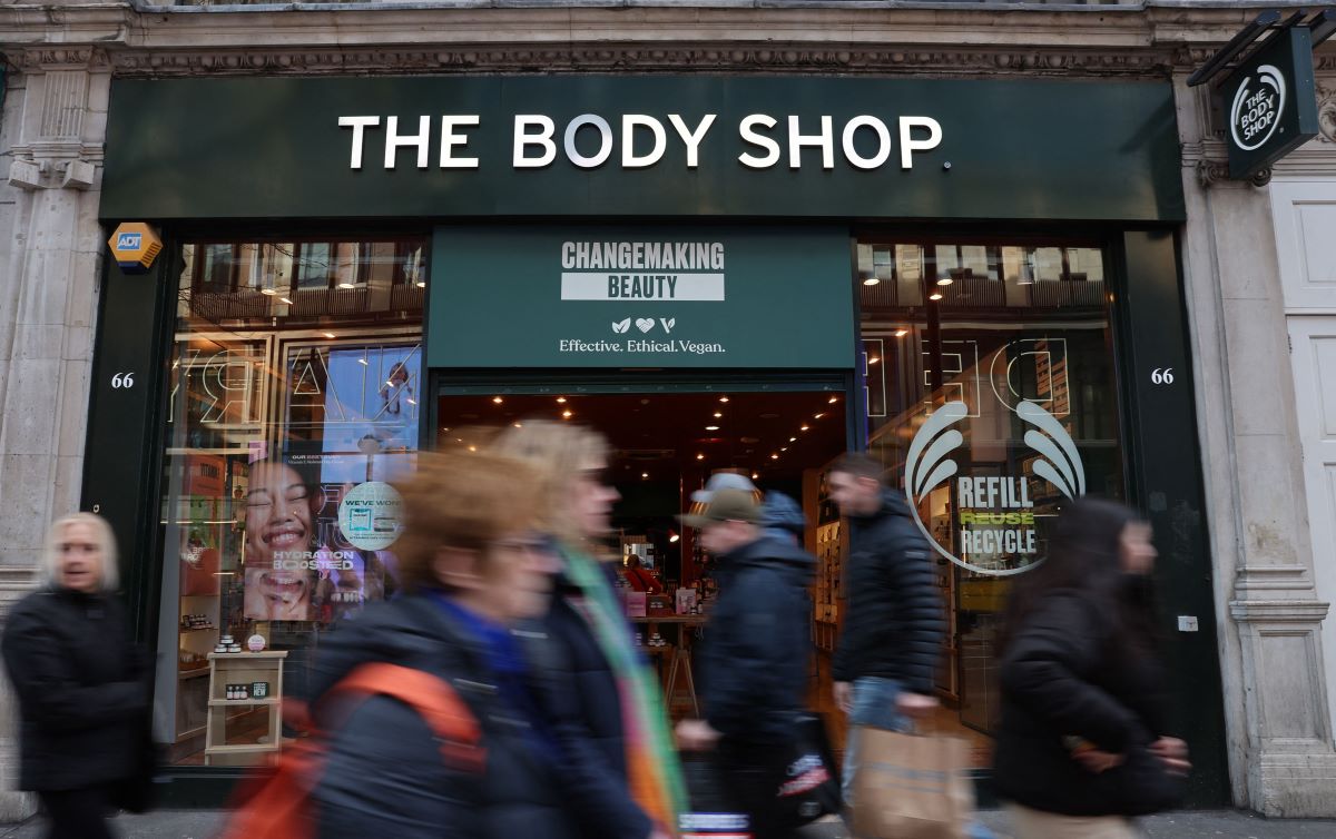 Warga melintas di depan salah satu toko The Body Shop di pusat kota London, Inggris, Selasa (13/2)