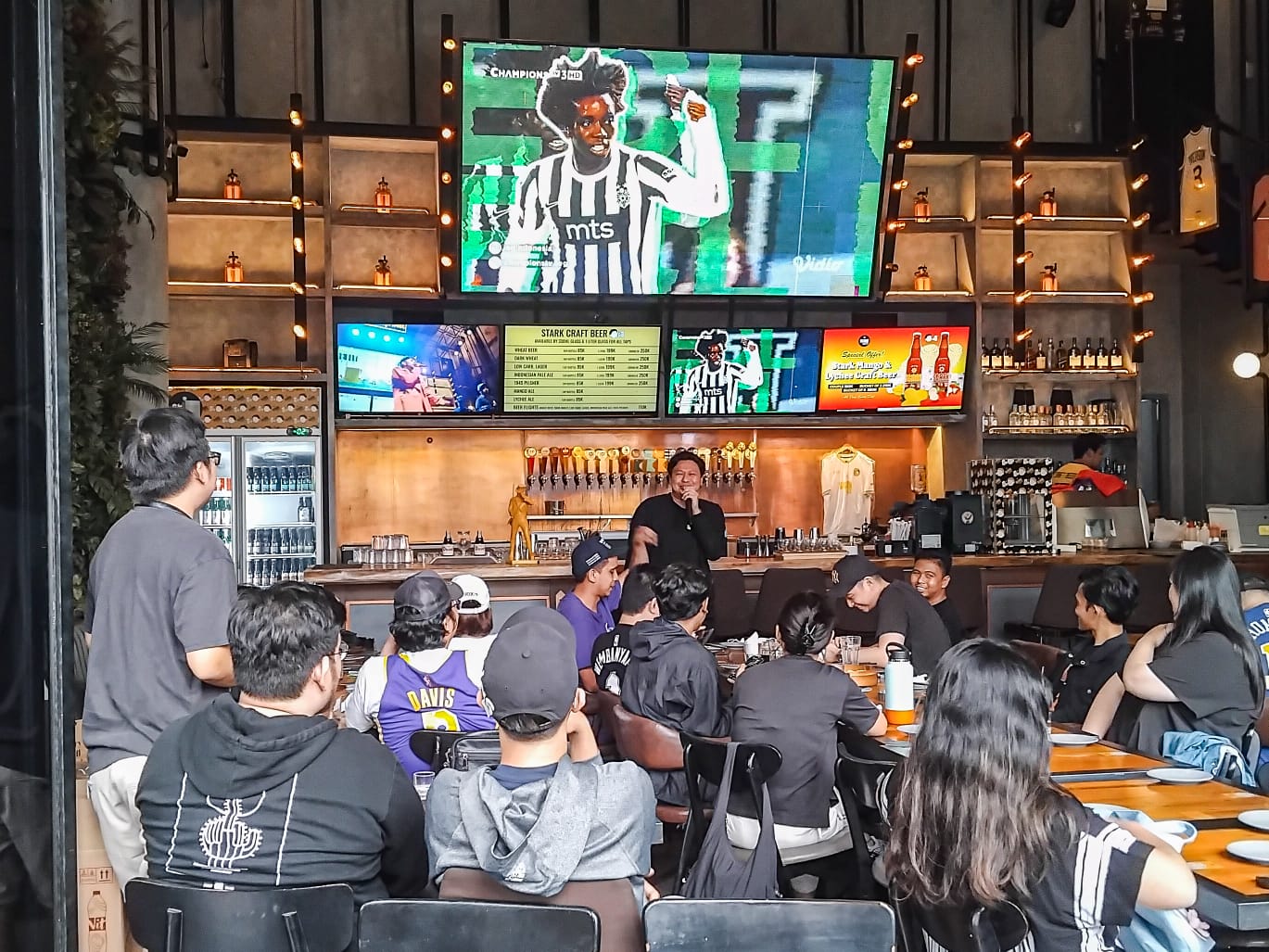 Keseruan nobar 2024 State Farm NBA All-Star Saturday Night di Stark Taproom, Jakarta