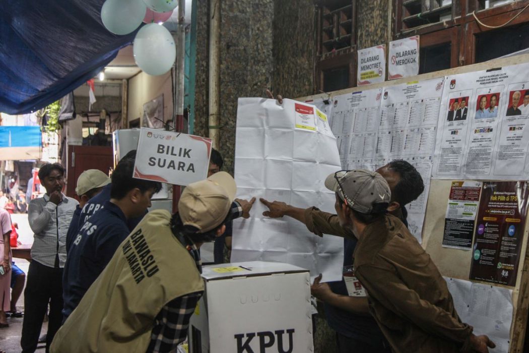 Ilustrasi: petugas KPPS menghitung surat suara Pemilu 2024.