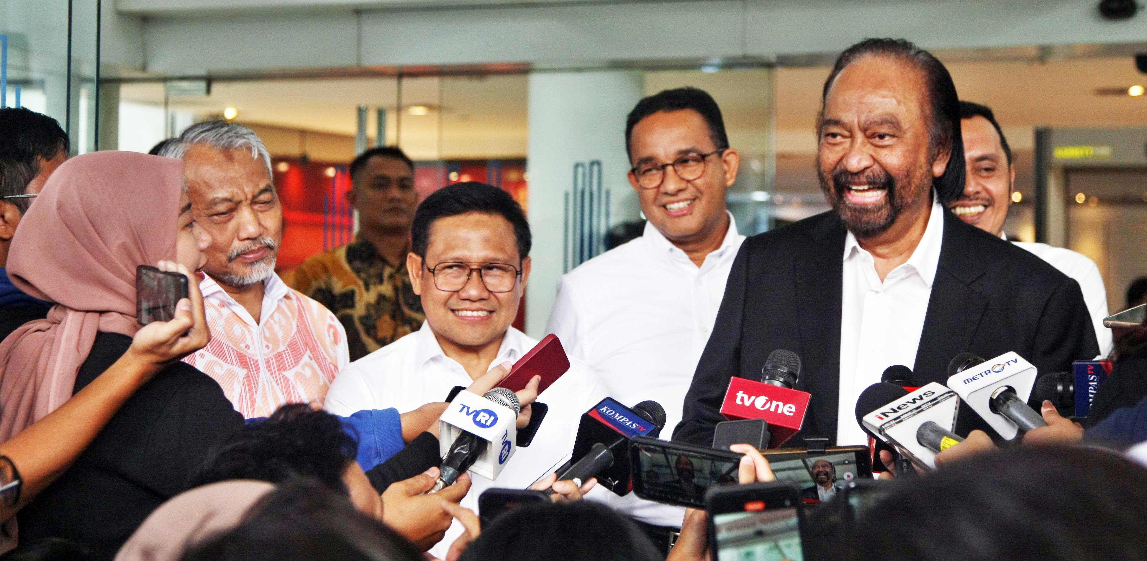 (Dari kanan) Ketua Umum Partai NasDem Surya Paloh bersama capres Anies Baswedan, cawapres sekaligus Ketua Umum PKB Ahmad Syaikhu.