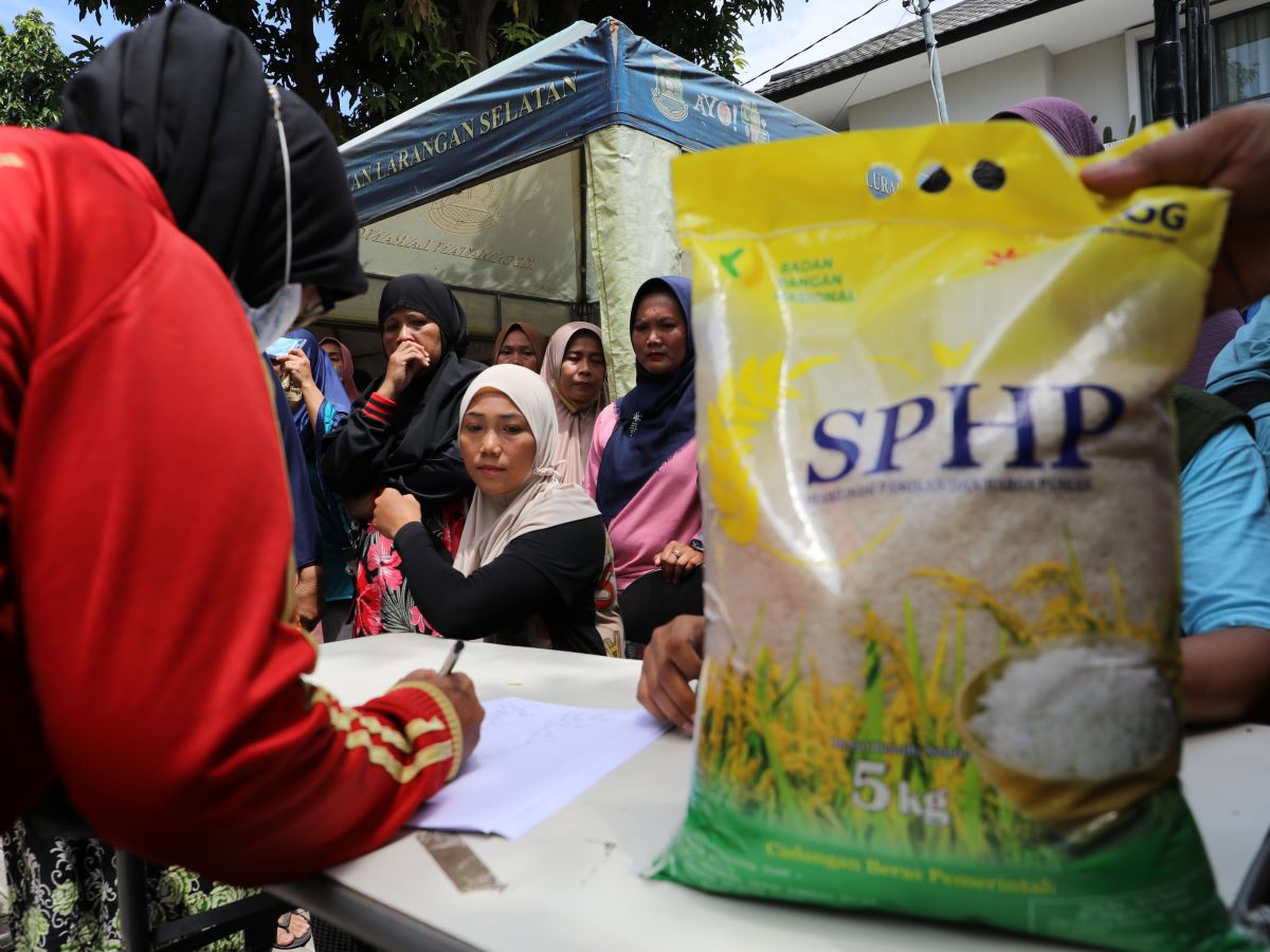 Ratusan warga antre membeli Beras Program Stabilisasi Pasokan dan Harga Pangan (SPHP) ukuran 5 kilogram yang dijual Rp52 ribu per kantong.