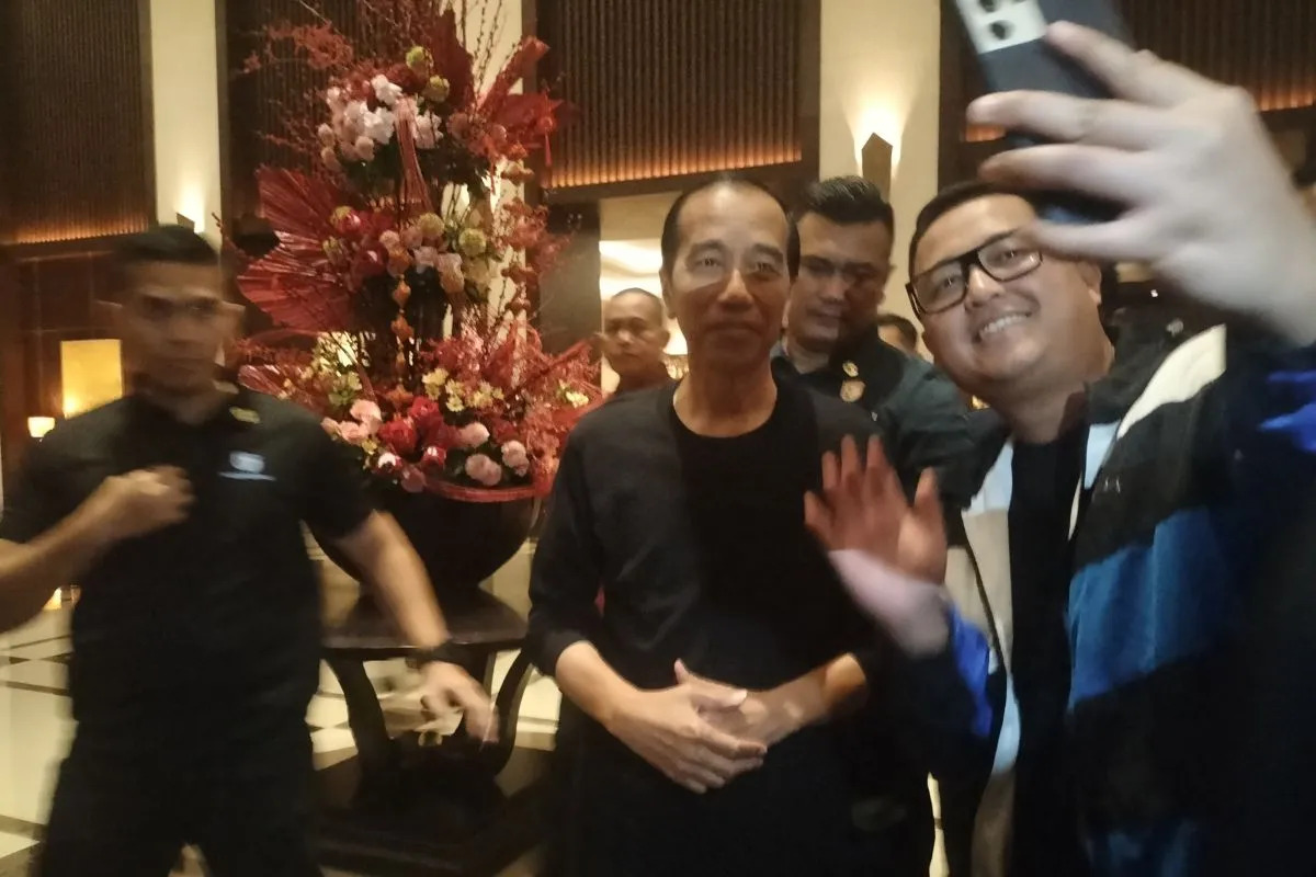 Presiden RI Joko Widodo saat berada di hotel Fairmont, Senayan, Jakarta Pusat, Sabtu (10/2) malam.