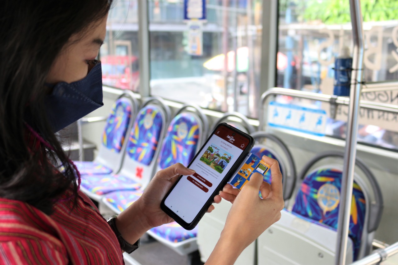 Nasabah sedang menggunakan aplikasi mobile banking bank DKi