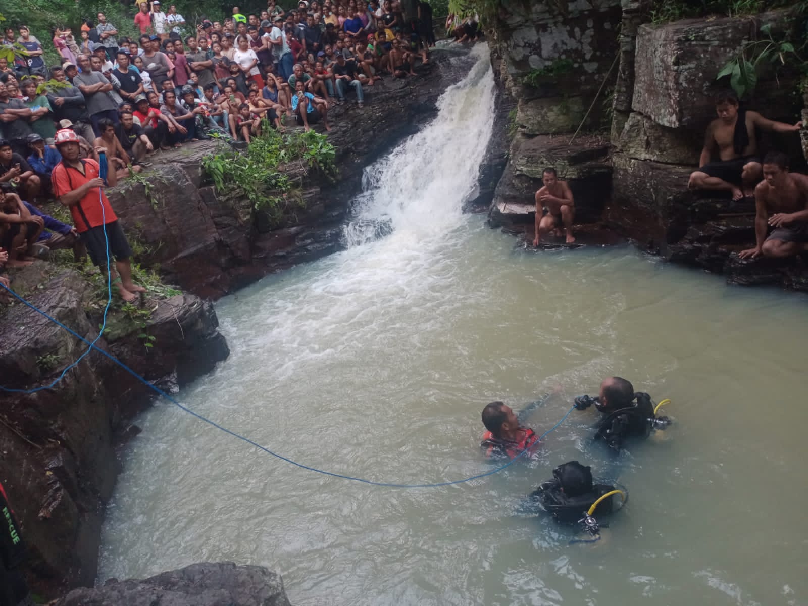 Tim SAR saat melakukan evakuasi terhadap jenazah bocah yang tenggelam di sungai Desa Tiga Wasa, Kabupaten Buleleng, Bali.