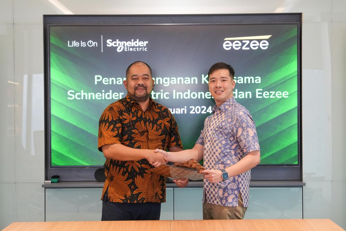 Sesi foto dalam penandatanganan kerja sama antara Eezee dan Schneider Electric di Jakarta, Selasa (20/2).