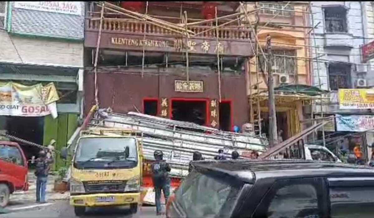 Tengah Diperbaiki Jelang Imlek, Atap Kelenteng Kwan Kong di Makassar Roboh dan Lukai Pekerja