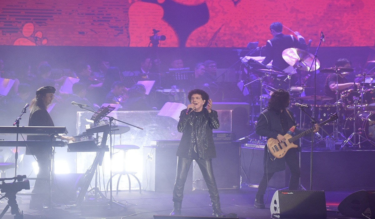 Ahmad Albar saat tampil di Konser Emas 50 tahun God Bless di Istora Senayan, Jakarta