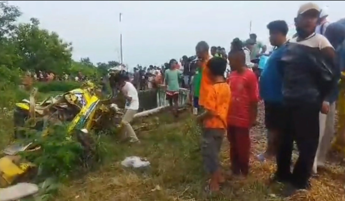 Warga menyaksikan truk dumb yang tertabrak KA Manahan yang kondisi remuk tidak berbentuk.