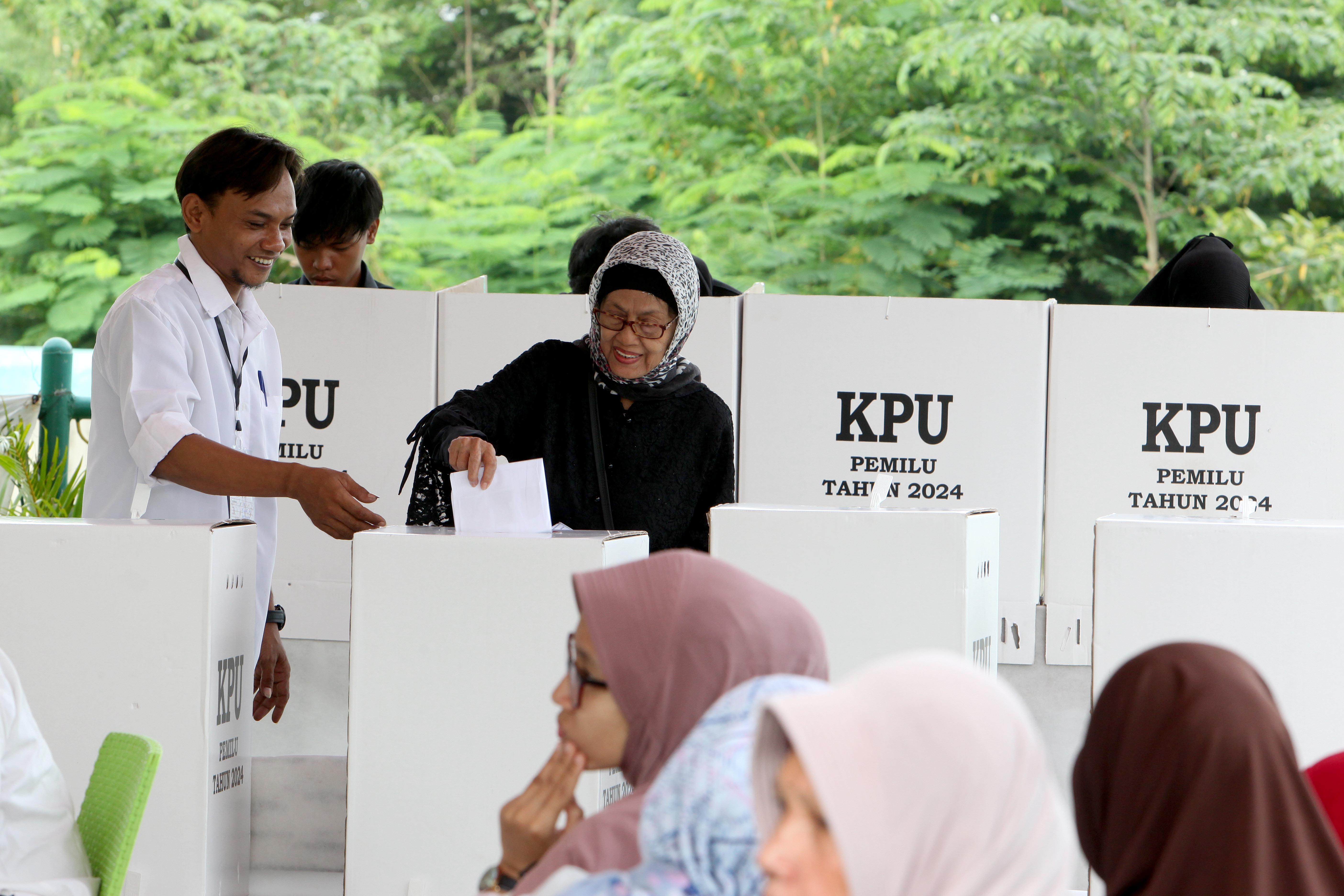 Warga mengikuti pemungutan suara