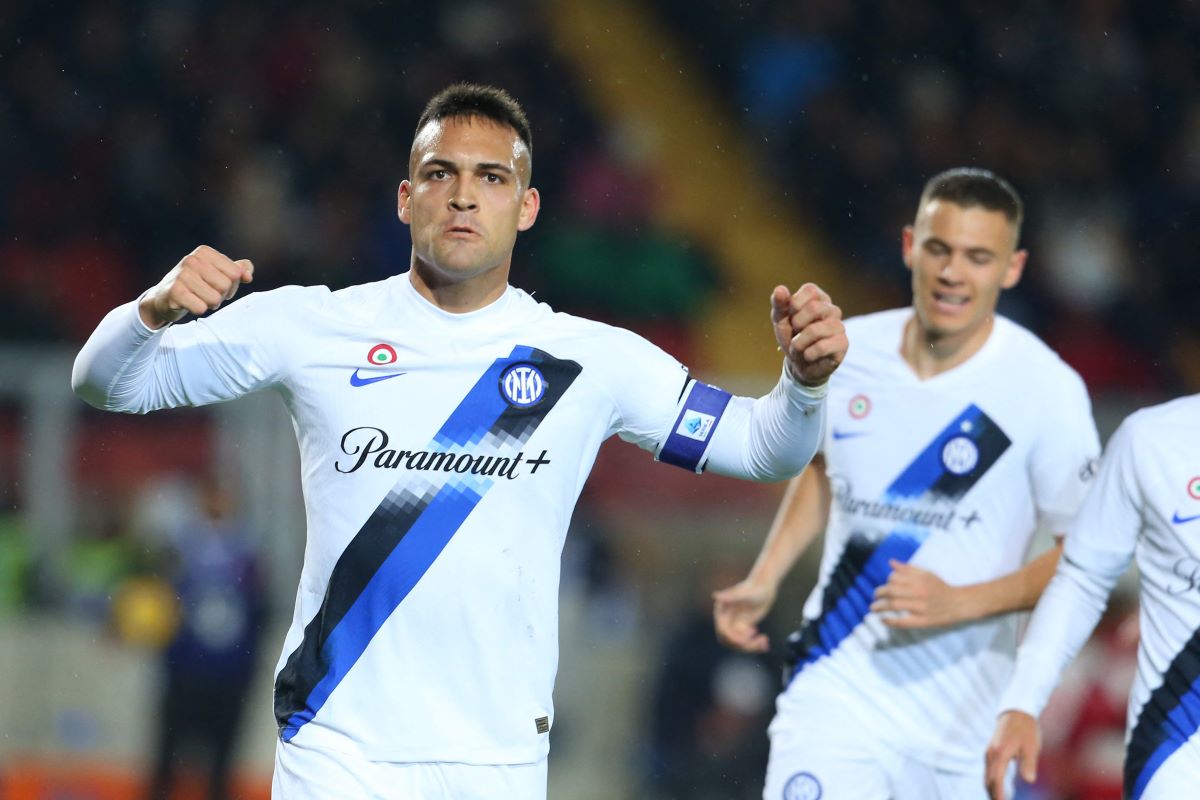 Pemain Inter Milan Lautaro Martinez berselebrasi usai cetak gol ke gawang Lecce.