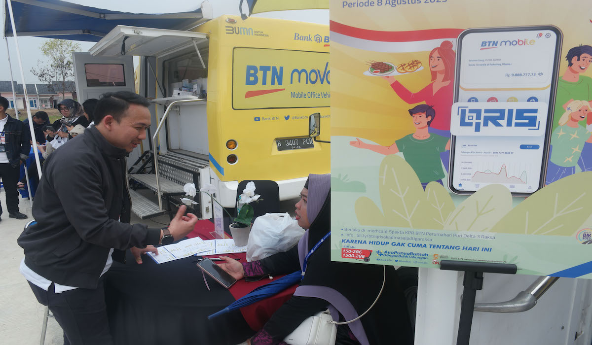 Petugas melayani nasabah Bank BTN saat acara Akad Massal KPR BTN di perumahan Puri Delta Tigaraksa, Tangerang, Banten, Selasa (8/8/2023)