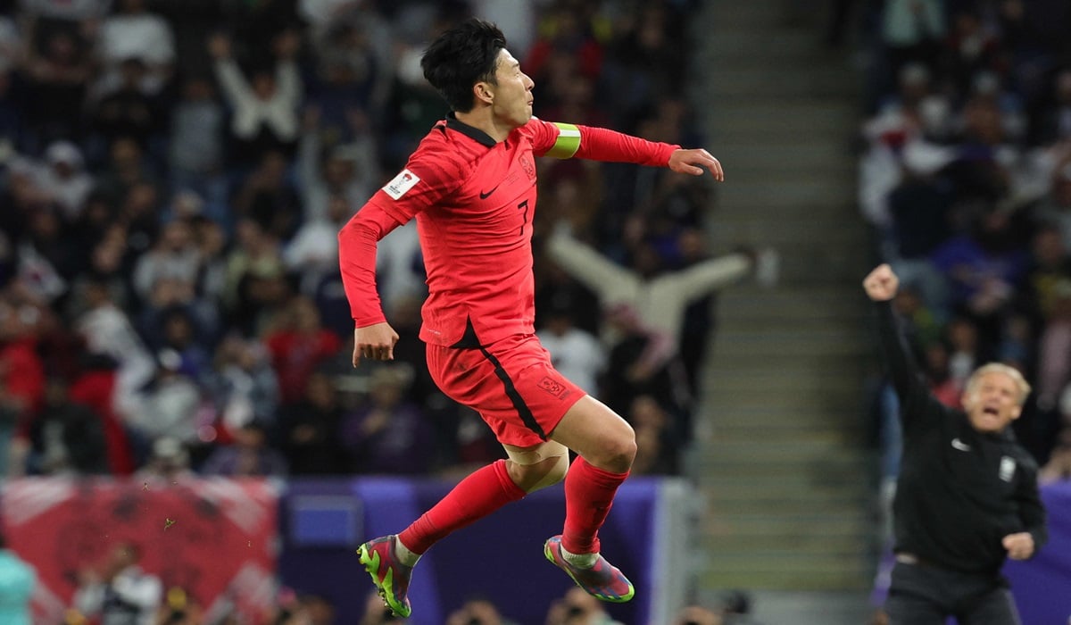 Penyerang Korea Selatan Son Heung Min melakukan selebrasi usai mencetak gol ke gawang Australia di laga perempat final Piala Asia.