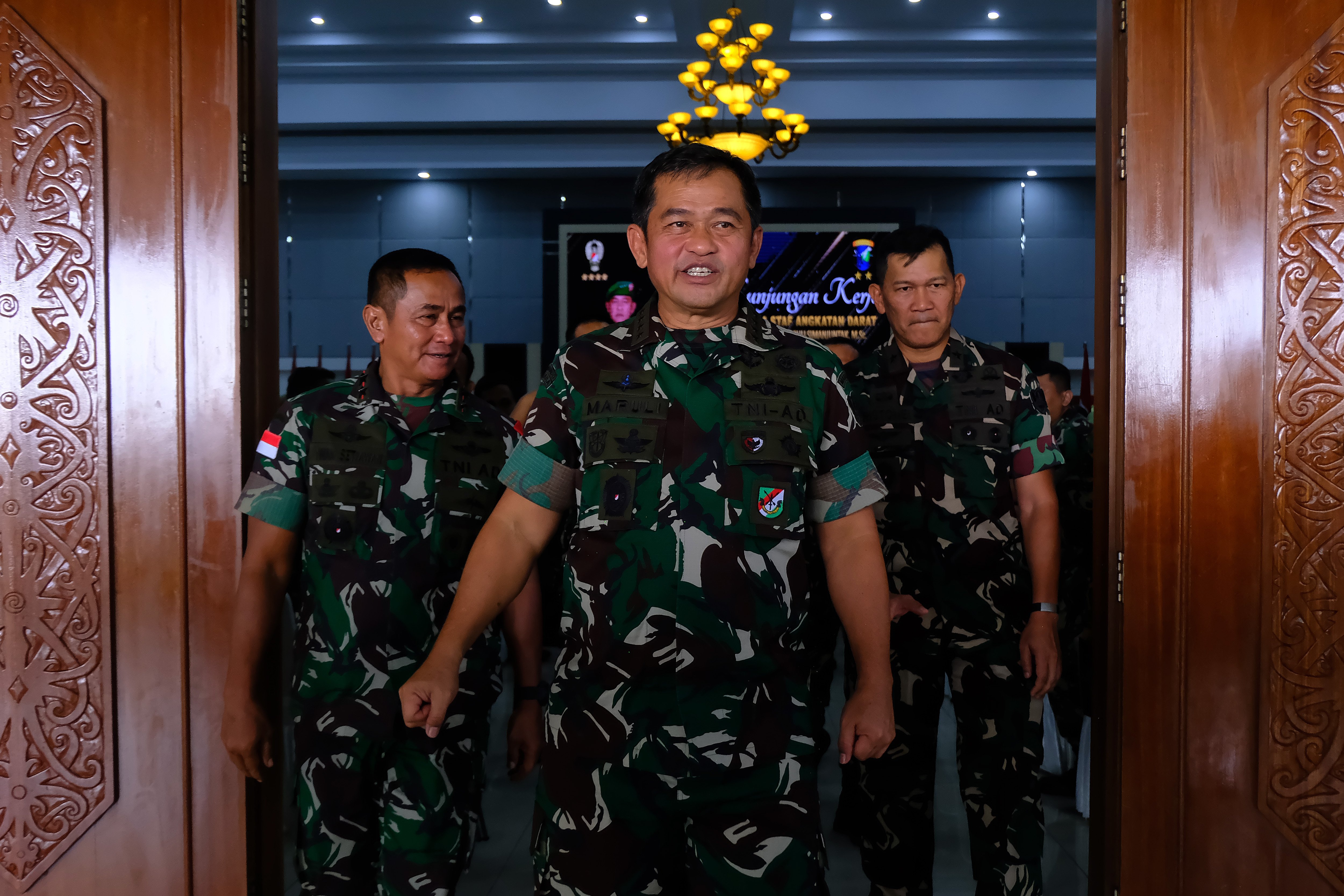 Kepala Staf TNI Angkatan Darat (KSAD) Jenderal Maruli Simanjuntak (tengah) 