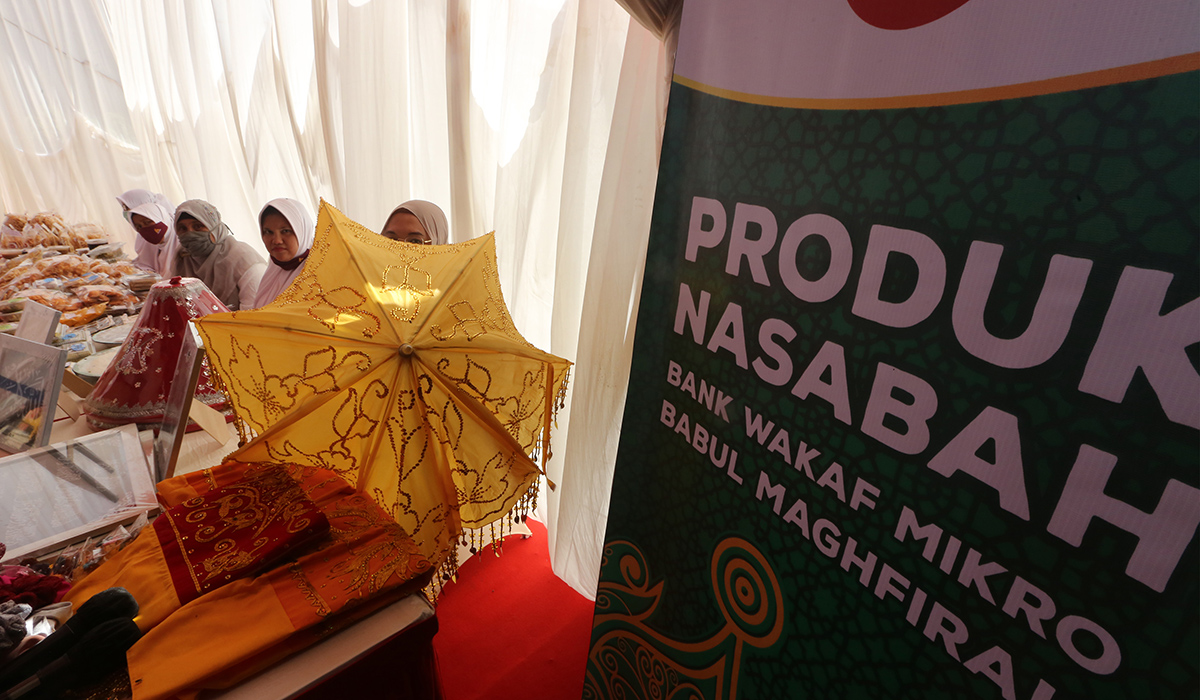 Ilustrasi. Perajin nasabah Bank Wakaf Mikro pasantren Babul Maghfirah memamerkan hasil produk UMKM di Aceh Besar, Aceh, Jumat (8/4/2022).