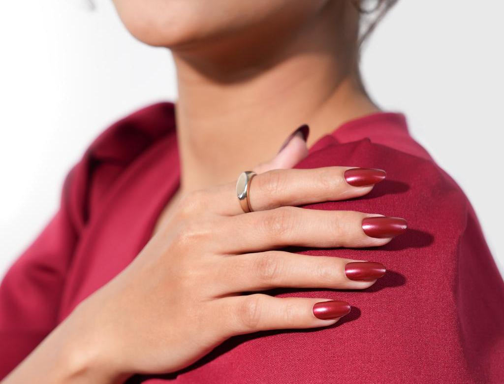 Bentuk dan warna kuku dapat dipercantik dengan banyak cara misalnya nail art. 