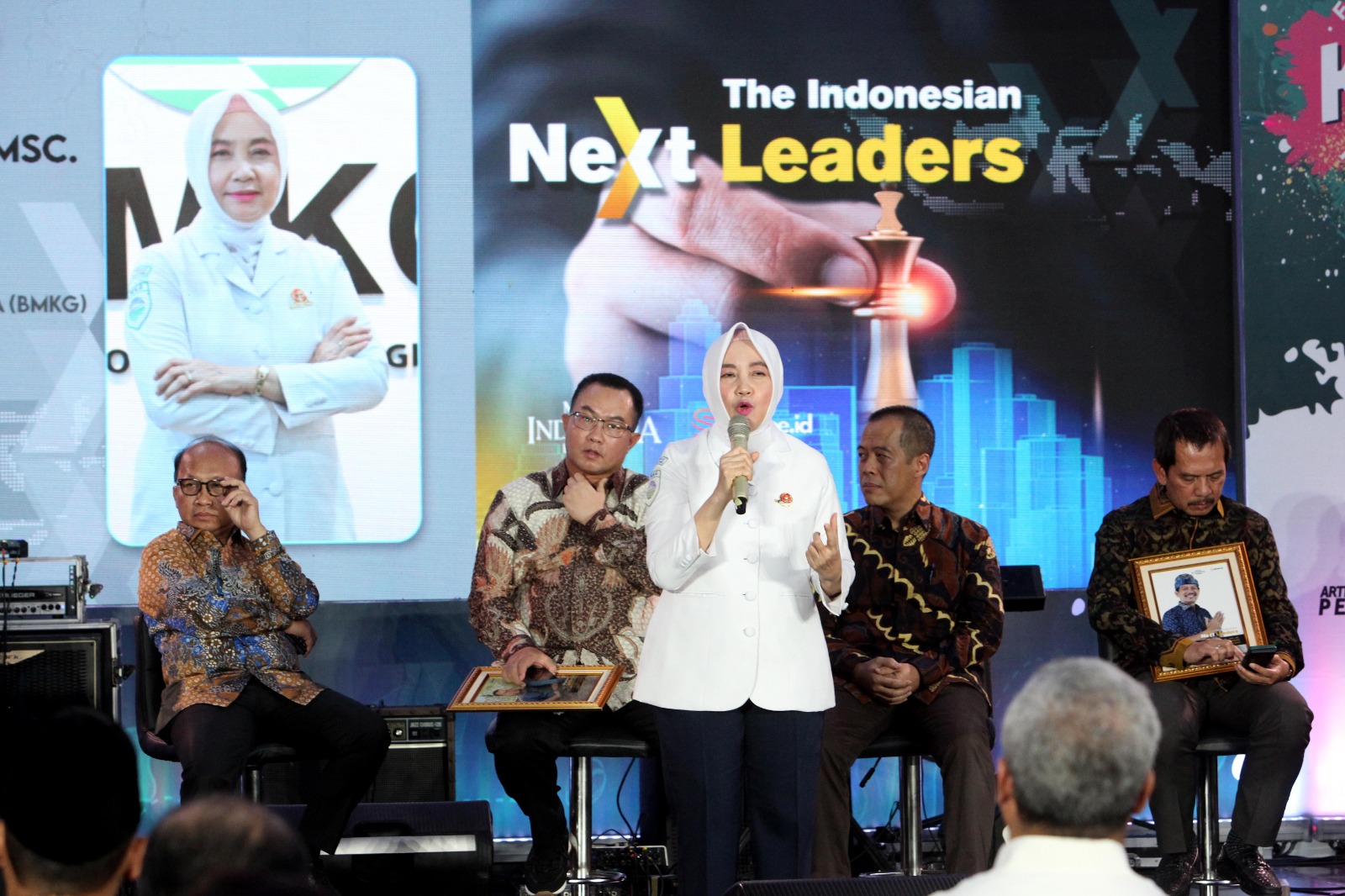 Kepala BMKG (tengah) Dwikorita Karnawati menyampaikan sambutannya sebagai salah satu tokoh yang terpilih dalam The Indonesia Next Leaders.