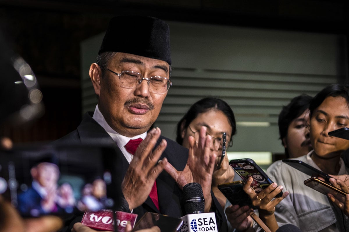 Mantan Ketua Mahkamah Konstitusi (MK) Jimly Asshiddiqie mengajak masyarakat saling menghormati pilihan politik masing-masing.
