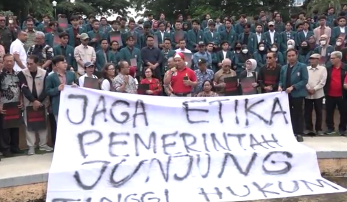 Civitas akademika Universitas Diponegoro (Undip) Semarang dalam aksi kepedulian terhadap demokrasi, & Februari 2024.