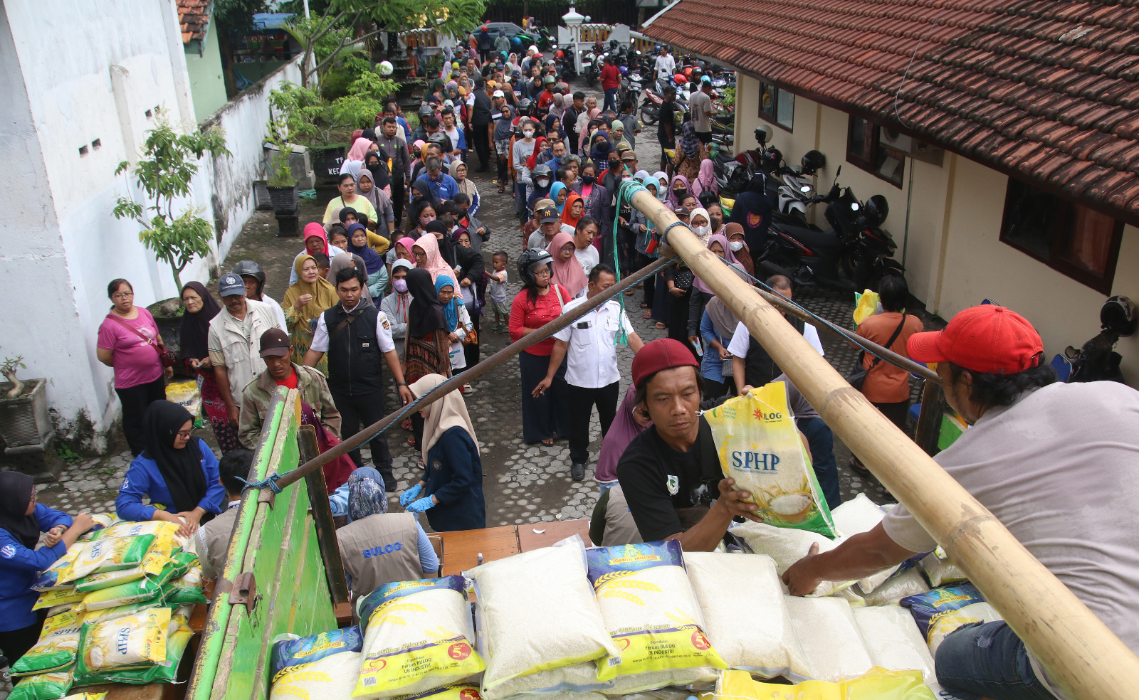 Warga antre membeli beras SPHP saat operasi pasar yang diselenggarakan pemerintah bersama Perum Bulog di Kota Kediri, Jawa Timur, kemarin.