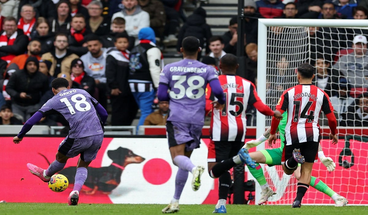 Penyerang Liverpool Cody Gakpo melepaskan tendangan ke gawang Brentford
