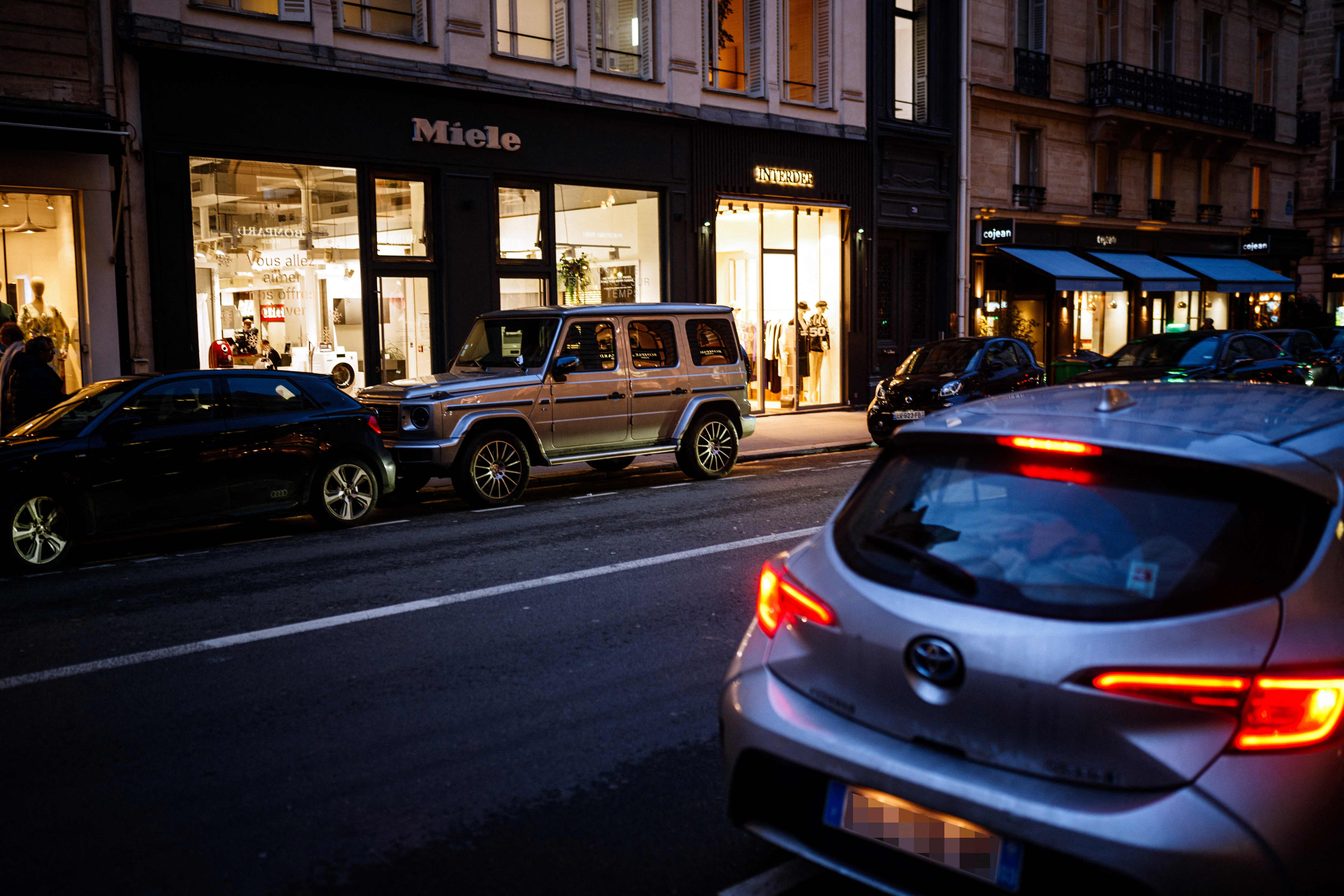 Sejumlah mobil parkir di pinggir jalan di Paris, Prancis, Senin (5/2).