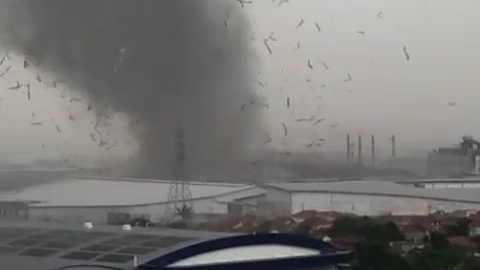 Angin puting beliung di Rancaekek, Jawa Barat.