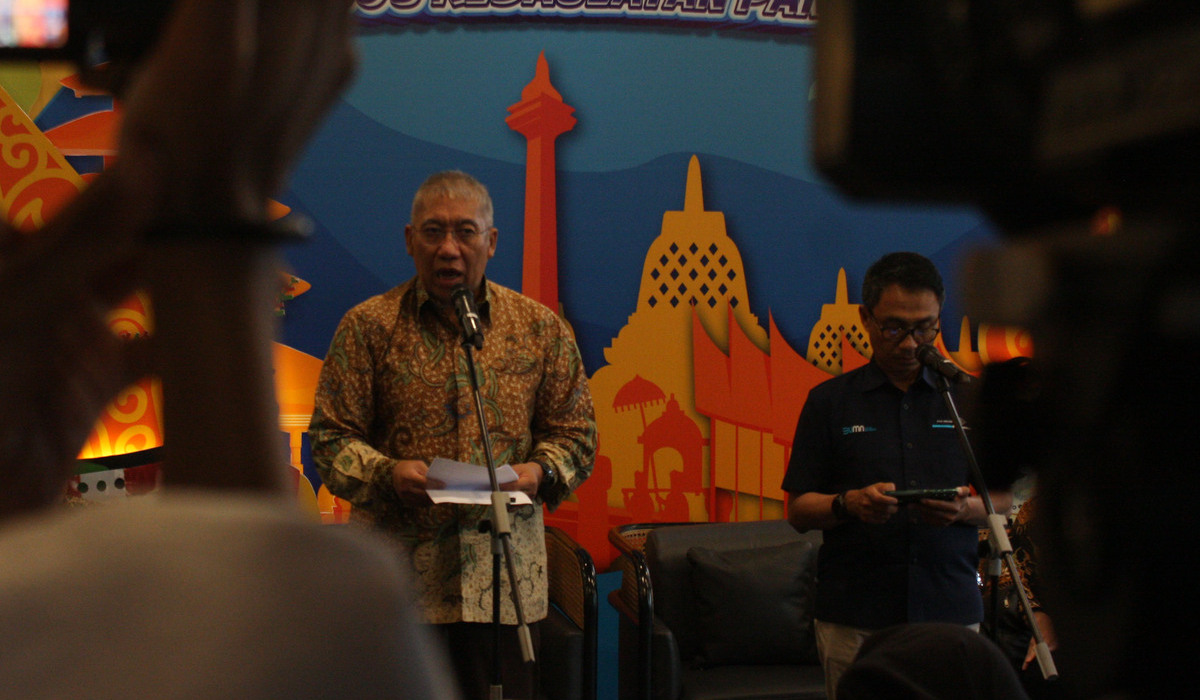 Direktur Utama Bulog Bayu Krisnamurthi (kiri).