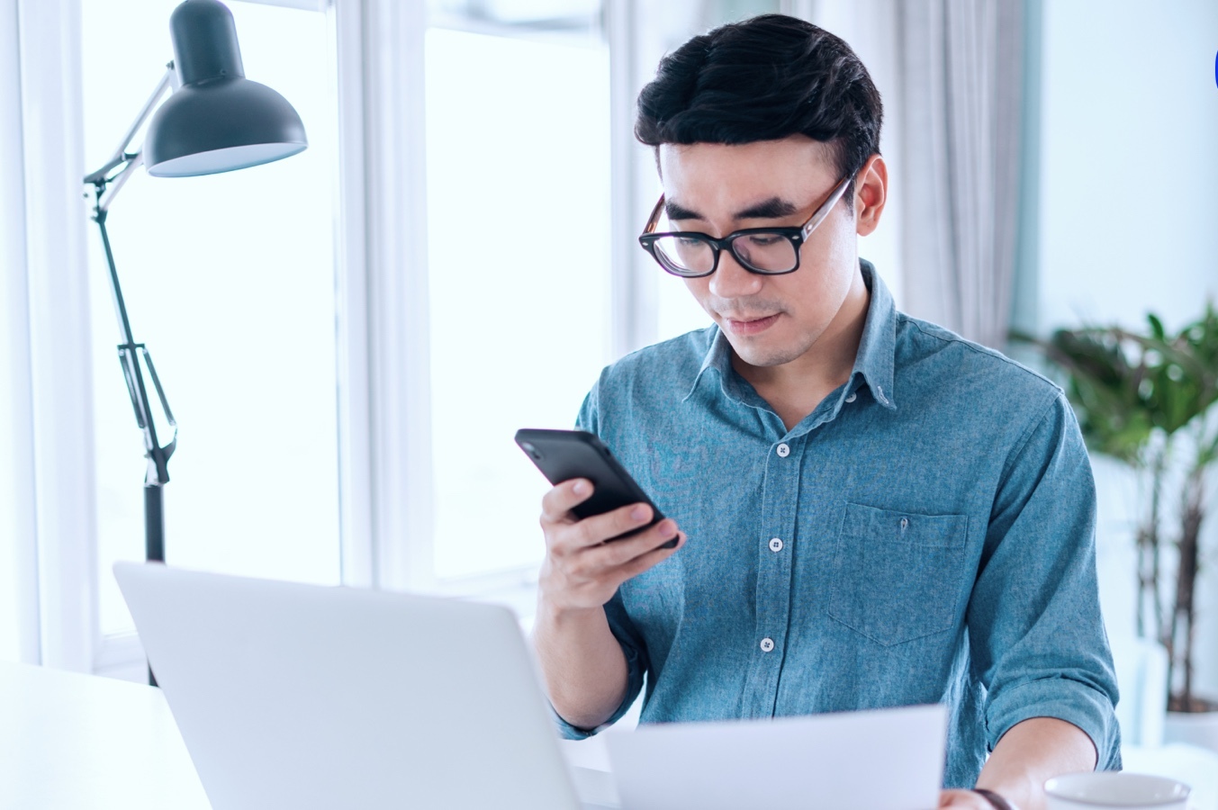 Saat trading, Anda sebaiknya menghilangkan emosi supaya tidak menjadi penghalang dalam perjalanan Anda menuju kesuksesan. 