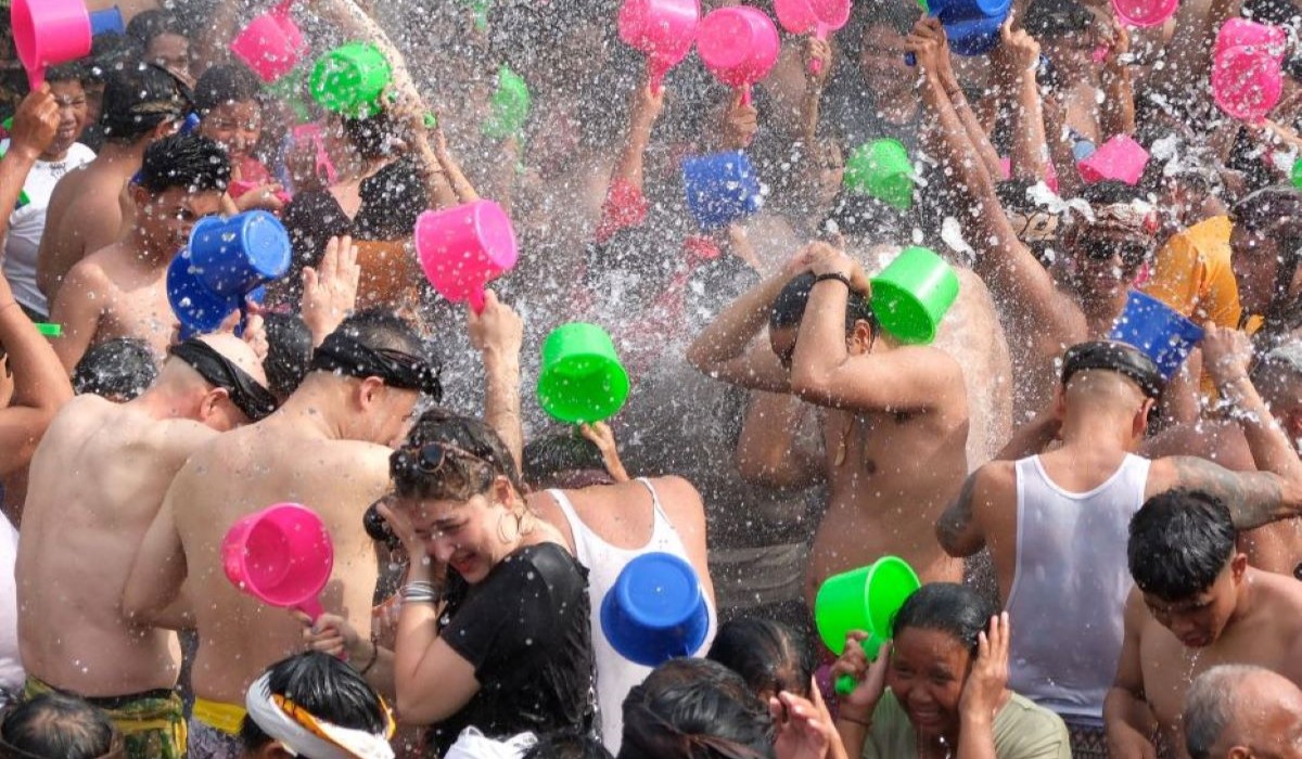 Sejumlah wisatawan mancanegara mengikuti Tradisi Perang Air pada Festival Air Suwat (FAS) ke-9 di Desa Suwat, Gianyar, Bali, Senin (1/1)