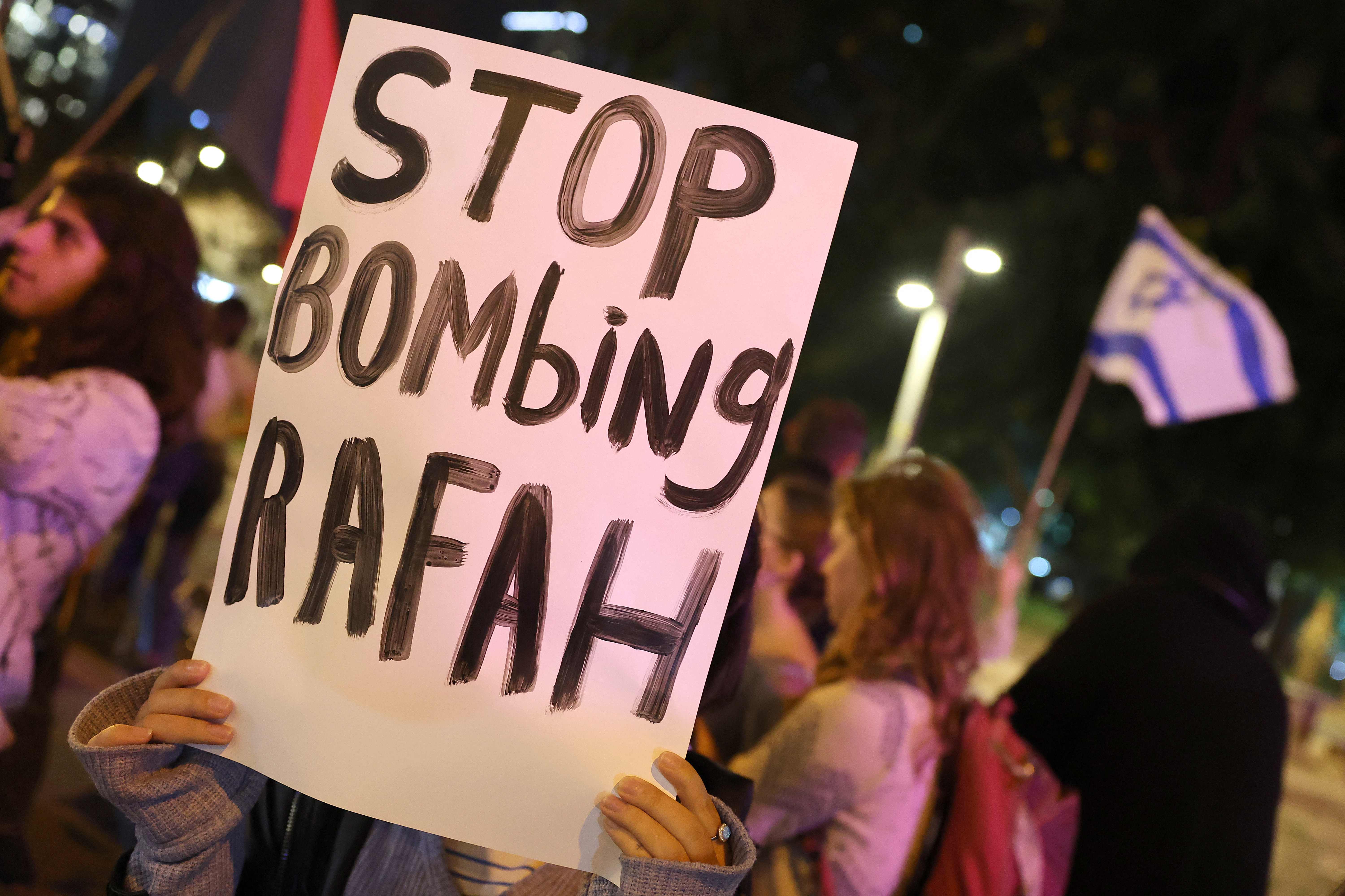 Demonstran di Tel Aviv memprotes aksi Israel yang menyerang Rafah.