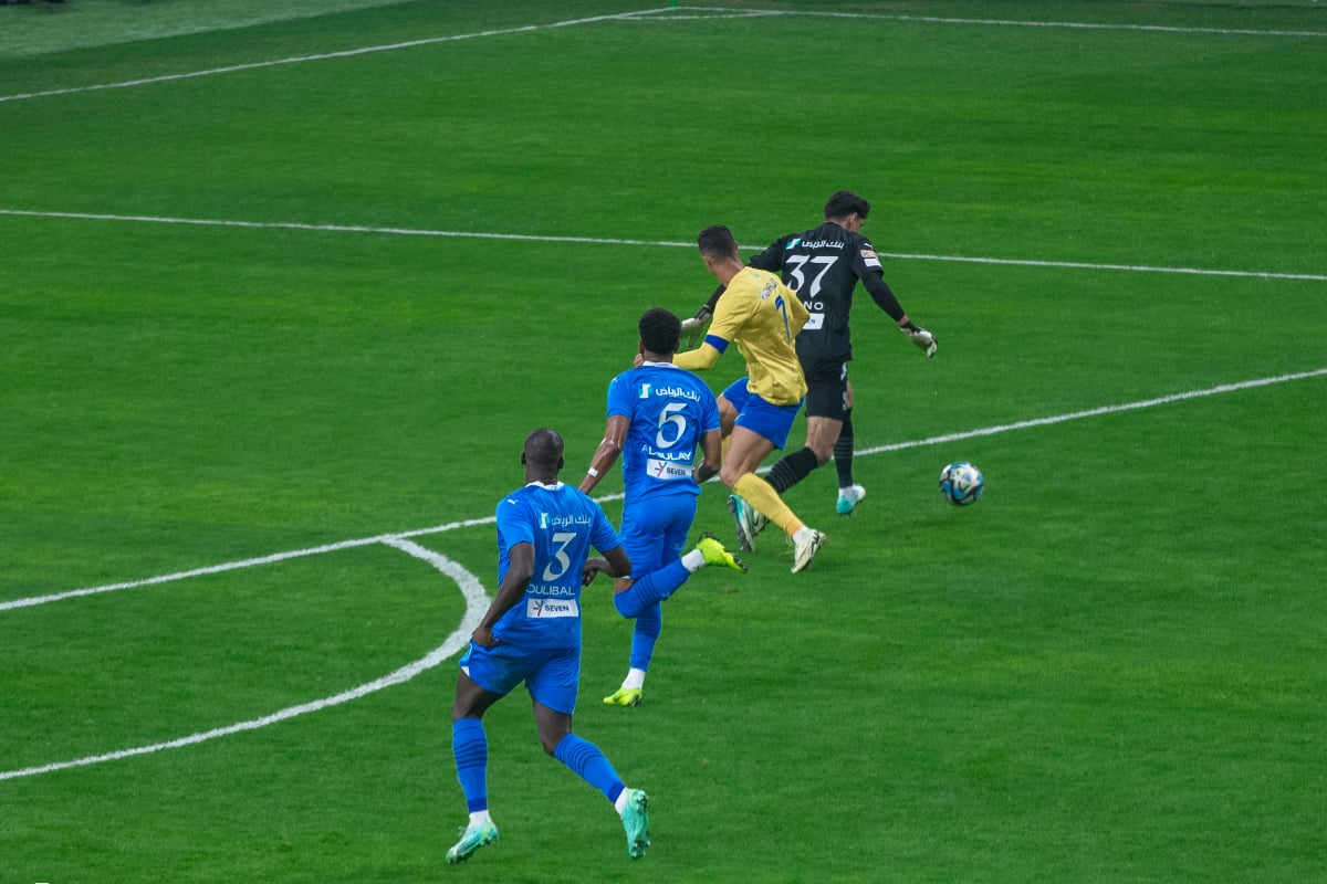 Striker Al-Nassr, Cristiano Ronaldo marah saat kalah melawan Al Hilal semalam, ia marah bukan hanya dari kekalahannya saja namun penonton di