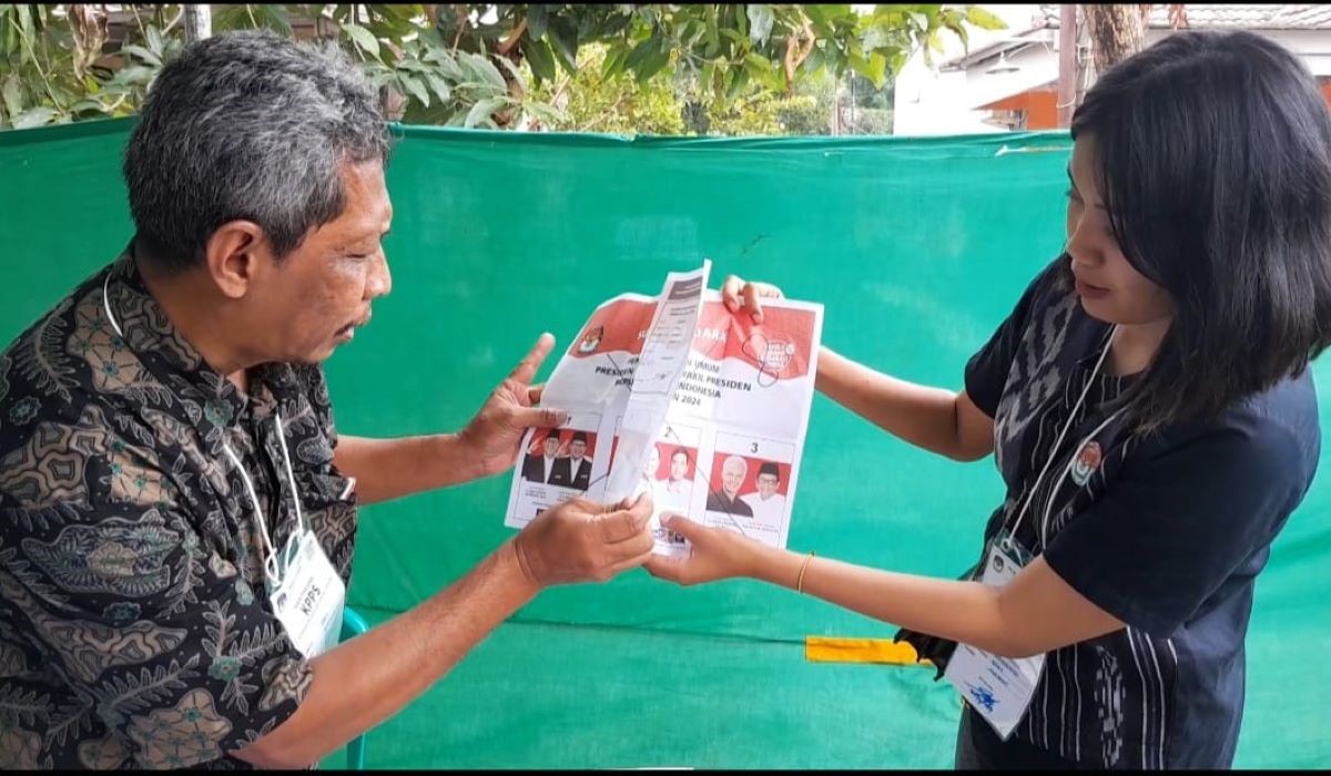 Surat suara untuk pemilihan presiden yang sudah tercoblos di TPS 54 Kabupaten Bogor