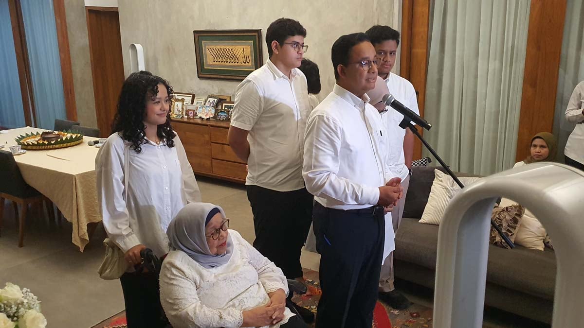 Sebelum berangkat ke TPS, capres nomor urut 1 Anies Baswedan dibekali doa ibunya Aliyah Rasyid.