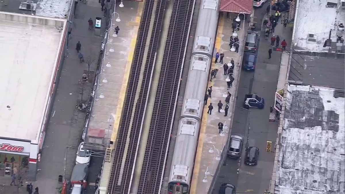 Sebuah penembakan terjadi di stasiun kereta bawah tanah New York pada Senin sore, melukai enam orang, dengan satu orang dalam kondisi kritis