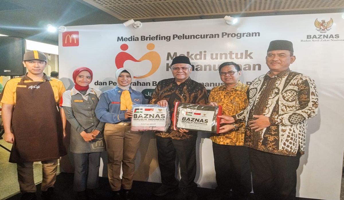 Penyerahan simbolis selimut oleh karyawan McDonald's ke Baznas RI. McDonald's M.H Thamrin, Rabu (31/1).