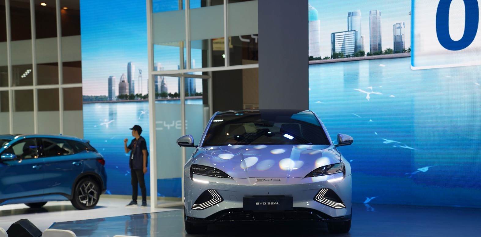 PT BYD Motor Indonesia menghadirkan tiga tipe kendaraan listrik pada ajang pameran IIMS 2024 di JI-Expo Kemayoran, Jakarta.