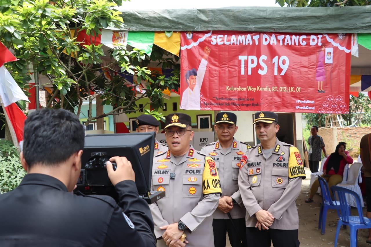 Pemantauan polisi saat pemungutan suara ulang di TPS 19 Way Kandis, Bandar Lampung.