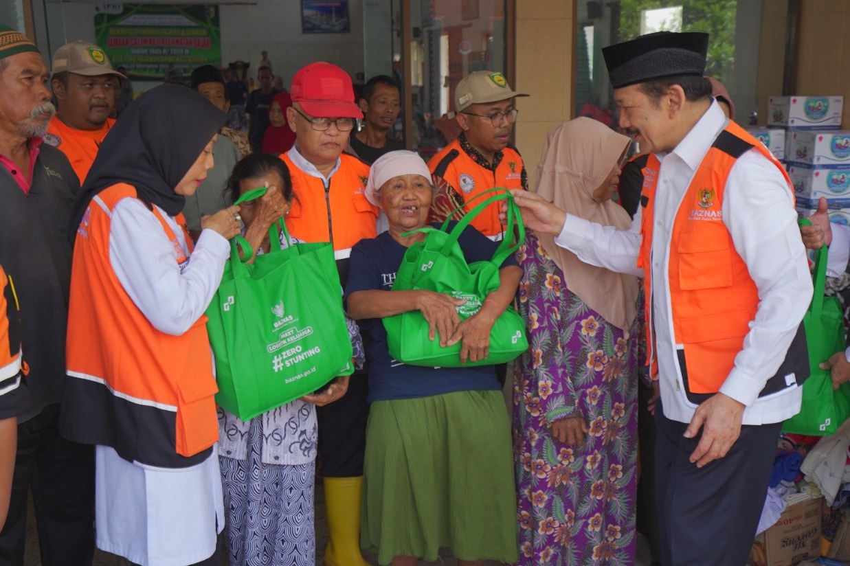 Ketua Baznas RI KH Noor Achmad memberikan bantuan kepada warga yang mengungsi akibat banjir di Demak, Selasa (13/2).