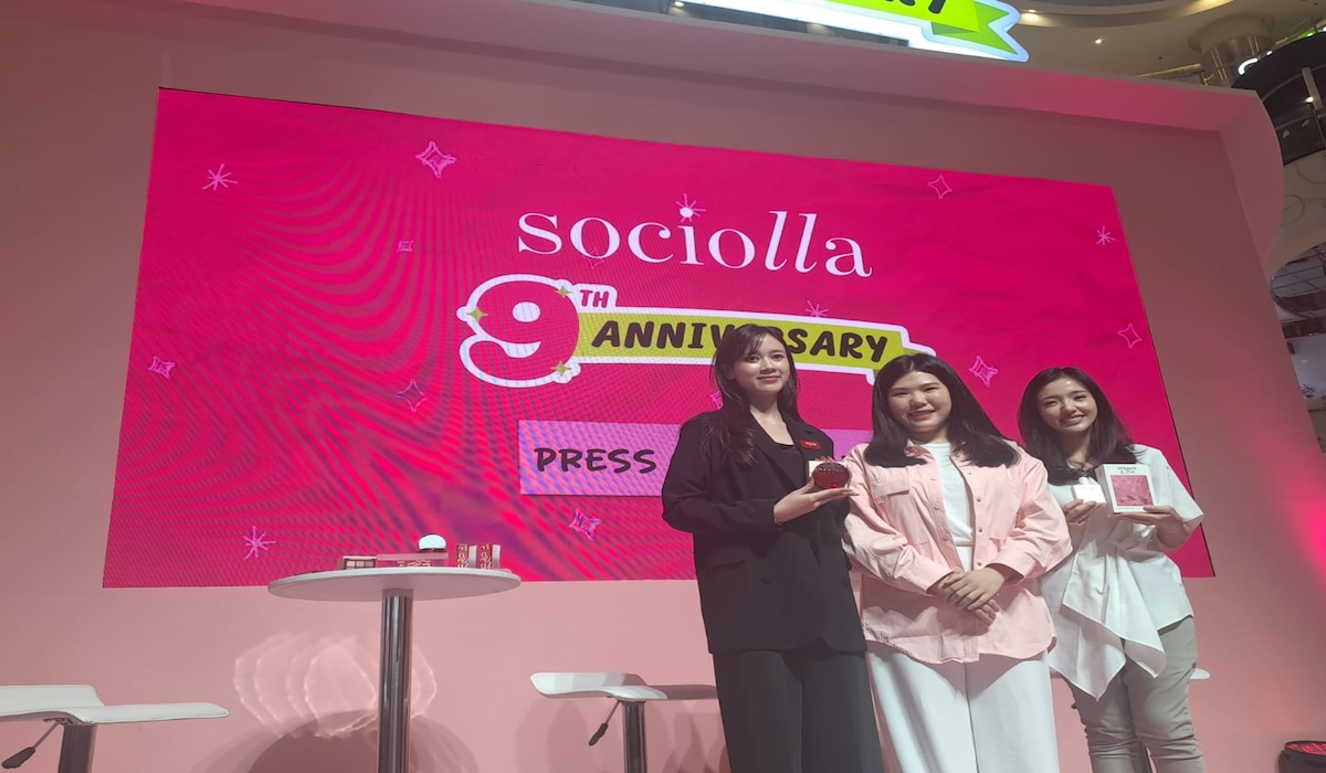 Co-Founder Sociolla Crisanti Indiana (tengah) dalam perayaan jari jadi ke-9 Sociolla 