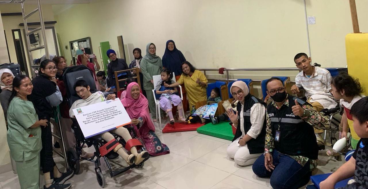 BRI Insurance saat hadir penyerahan CSR di Kitty Center. 