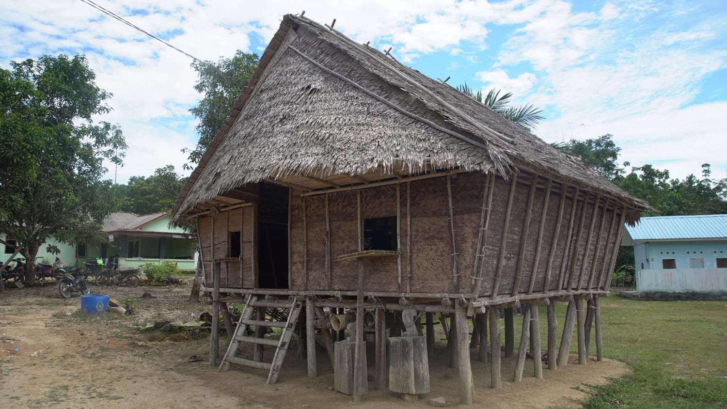 PT Timah Tbk mendukung pembangunan rumah Adat Sentana Jering Amantubillah di Desa Pelangas, Kabupaten Bangka Barat.