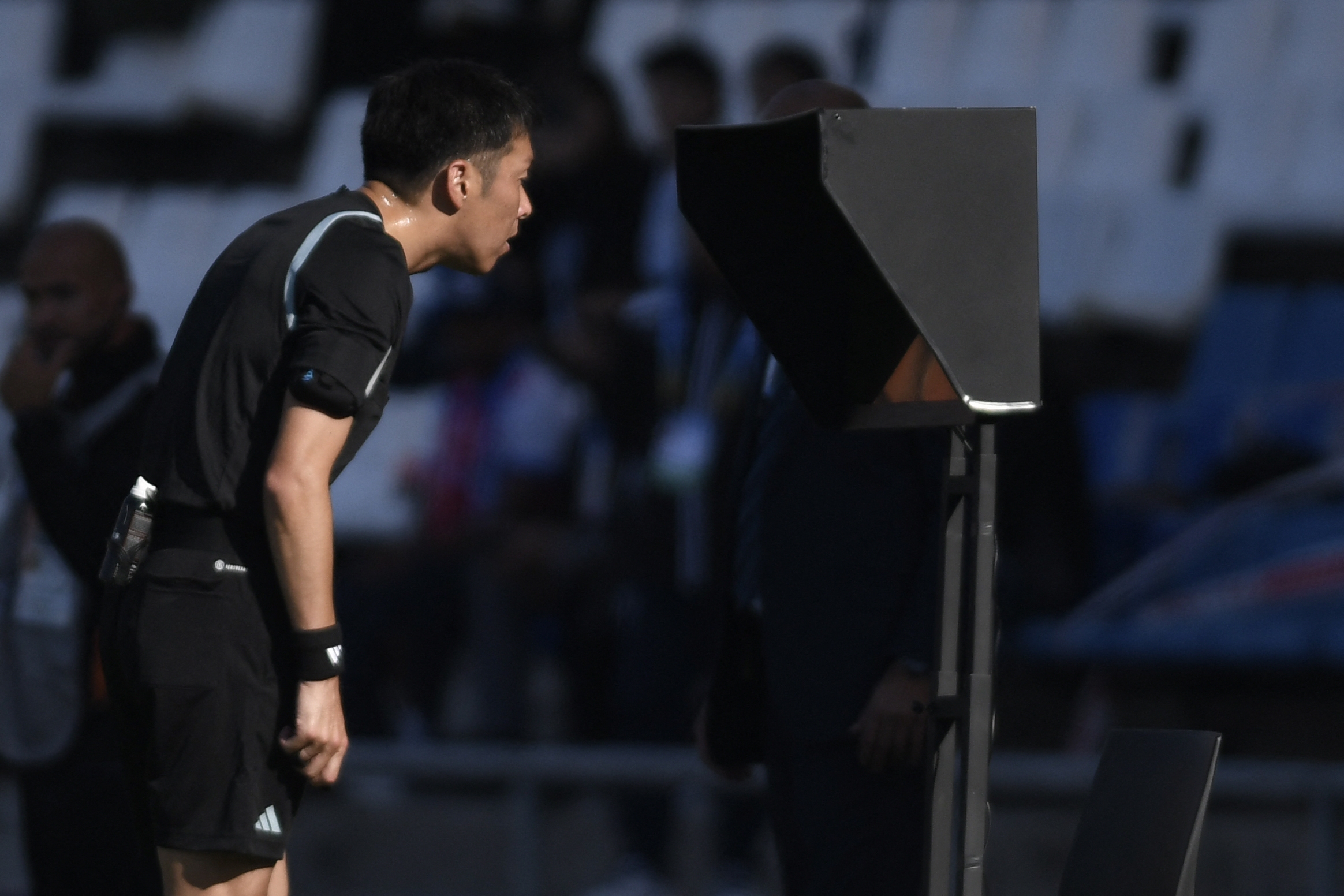 Wasit asal Jepang Yusuke Araki memeriksa pelanggaran melalui VAR