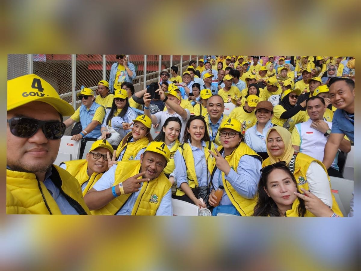 Calon legislatif dan kader Golkar DKI Jakarta diminta ikut membantu membereskan seluruh alat peraga kampanye.