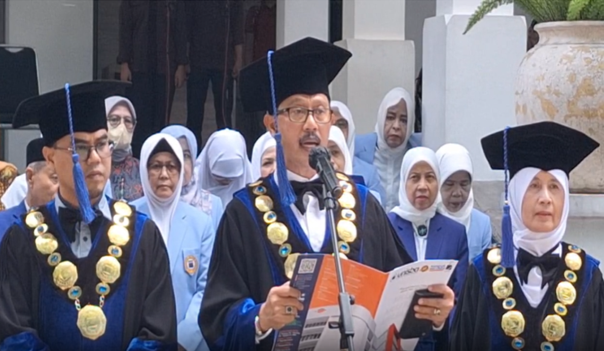 Wakil Rektor Unisba Prof Harits Nu'man membacakan 11 pernyataan di halaman Gedung Dekanat Unisba, Jalan Tamansari, Kota Bandung.
