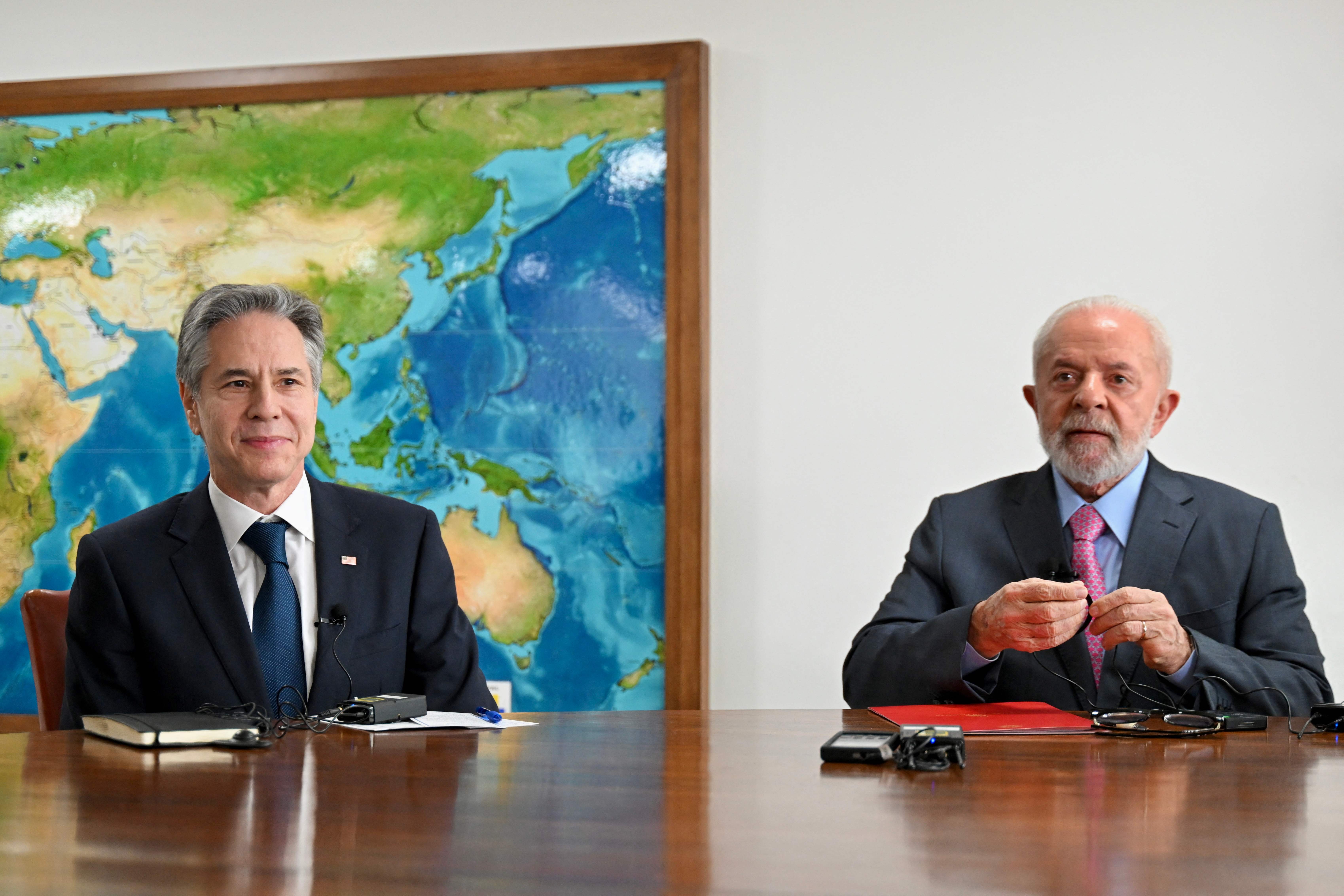 Menlu AS Antony Blinken bertemu dengan Presiden Brasil Luiz Inacio Lula da Silva, Rabu (21/2), di Istana Planalto, Brasil. 