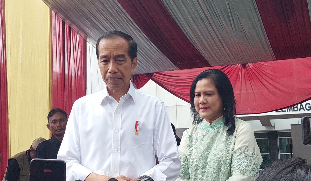 Presiden Joko Widodo (kiri) dan Ibu Negara Iriana