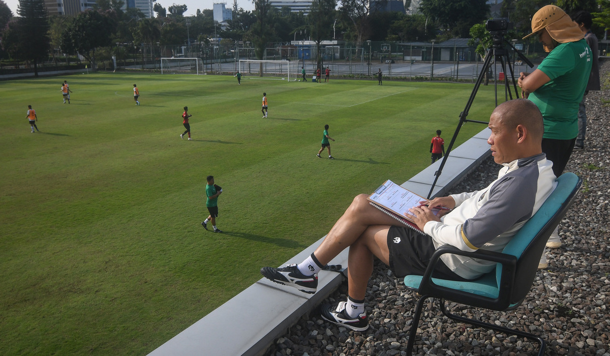 Pelatih Nova Arianto (kedua kanan) memantau para pesepak bola yang mengikuti uji tanding seleksi gelombang 3 Tim Nasional U-16, di GBK.